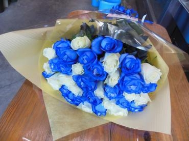 ブルーローズの花束｜「花の丘　カウベル」　（愛知県長久手市の花キューピット加盟店 花屋）のブログ
